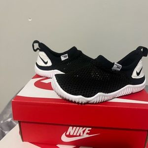 BRAND NEW IN BOX TODDLER NIKE AQUA SOCKS